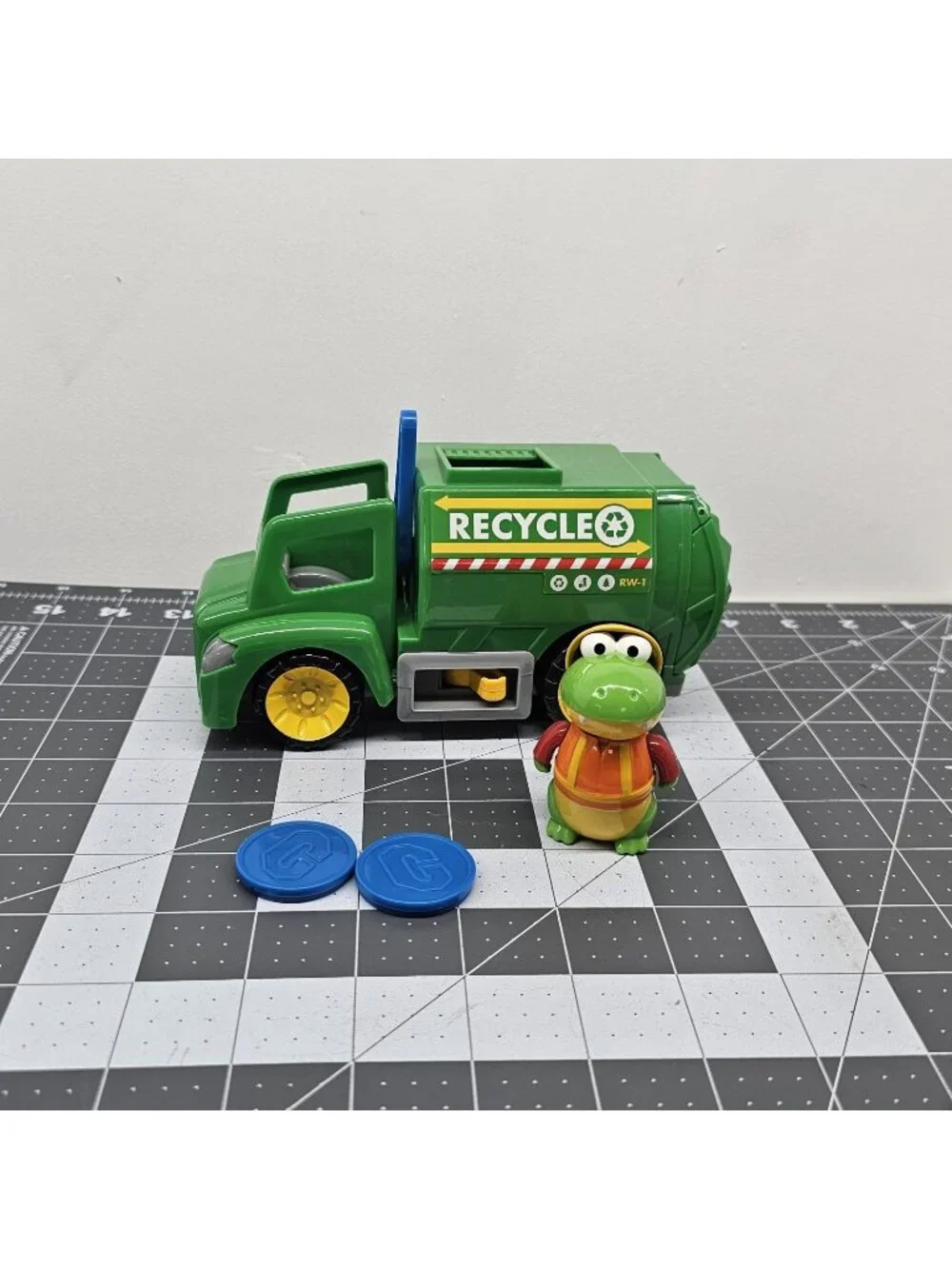Jada Toys Ryan's World Recycling Truck with Gus The Gummy Gator Figure Set